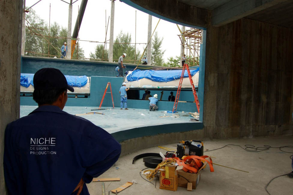 Installation of Songkhla Aquarium's big fish tank acrylic panel